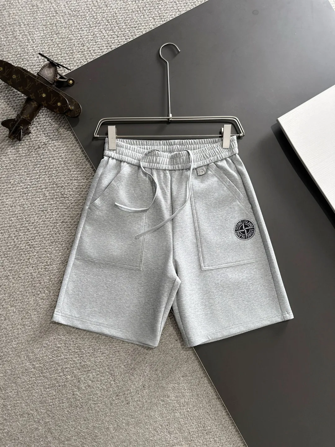 🅿️330 shipped next day. High quality Stone Island/Stone Island 2025 spring and summer new high-definition elastic band casual solid color loose shorts. Made with machines imported from Italy. The hem of the trousers is stitched with two needles. The stitching is fine and firm. The fabric is customized at the counter. It has high breathability and comfort. The details are impeccable. The brand element design concept reflects high quality. It feels delicate and soft! It presents a casual cut and the upper body shape is great! Size: S-XXL